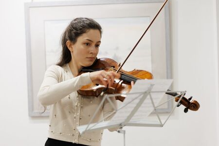 Lucija Klanac na violi